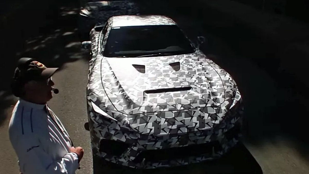 Prototype Toyota GR GT3 camouflé, face avant sur piste d’essai avec signature lumineuse visible
