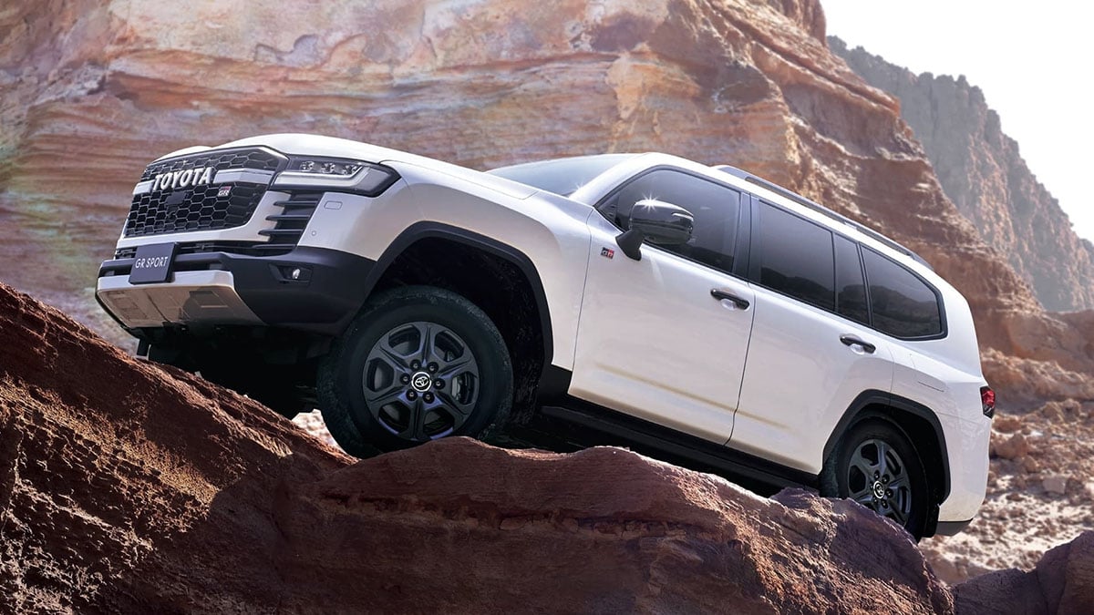  Profil complet du Toyota Land Cruiser 300 PHEV avec silhouette imposante et lignes robustes