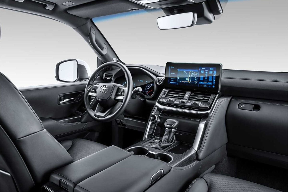 Tableau de bord du Toyota Land Cruiser 300 hybride rechargeable avec instrumentation numérique
