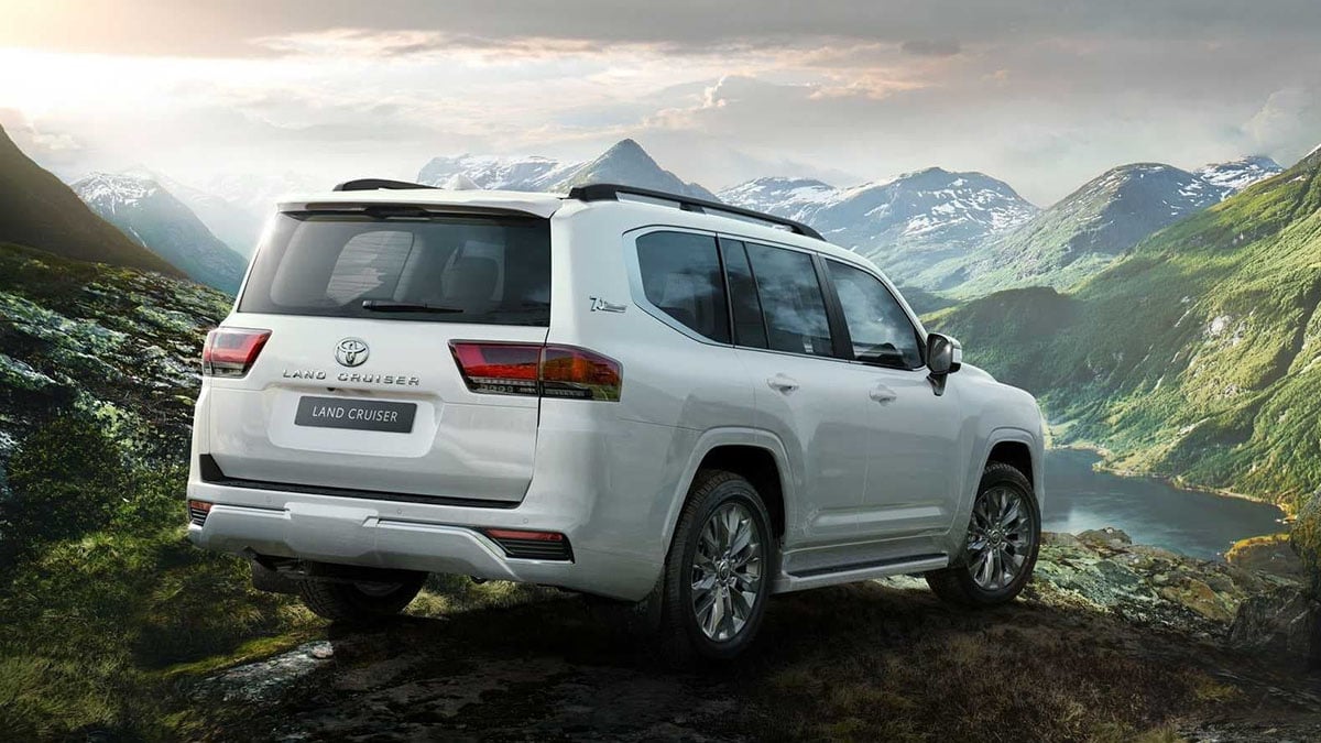 Arrière du Toyota Land Cruiser 300 PHEV avec hayon vertical et feux arrière élargis