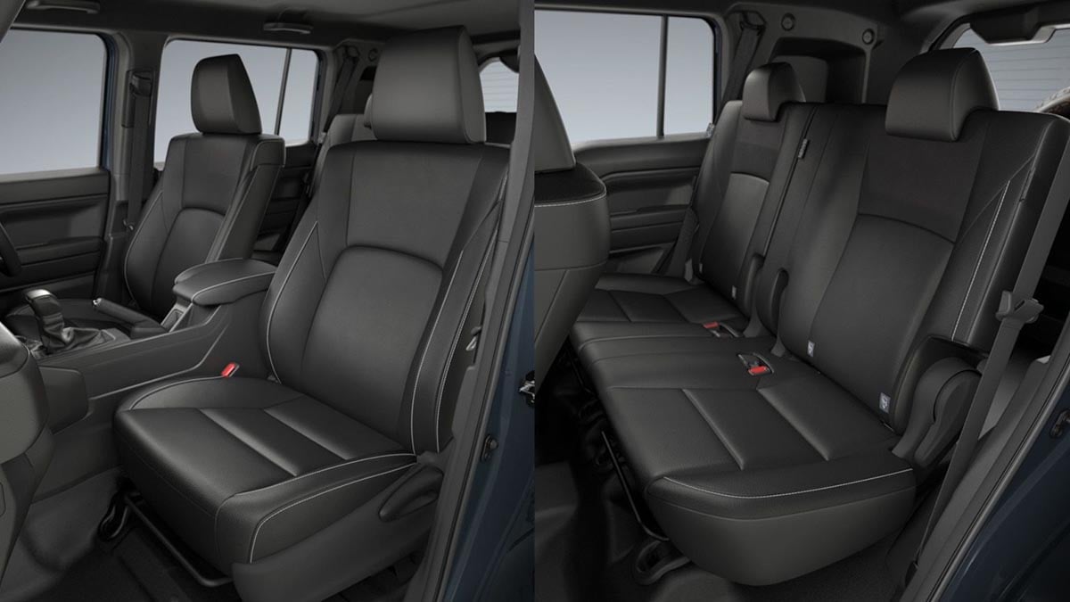 Vue intérieure du Toyota Land Cruiser FJ 2026 montrant les sièges avant et arrière avec sellerie robuste