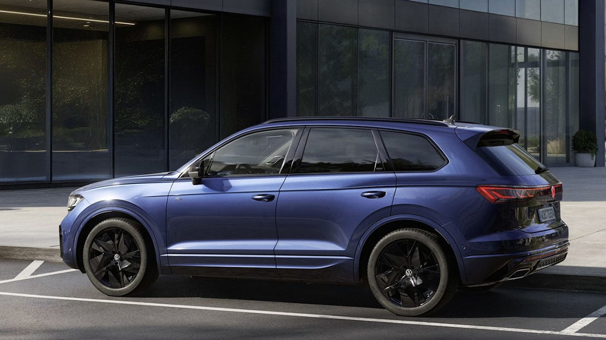 Volkswagen Touareg Final Edition 2025 roulant sur une route de campagne en configuration V6 TDI