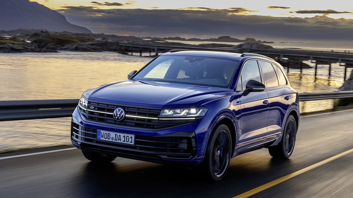 Touareg Final Edition 2025 de face sur un terrain irrégulier avec garde au sol relevée