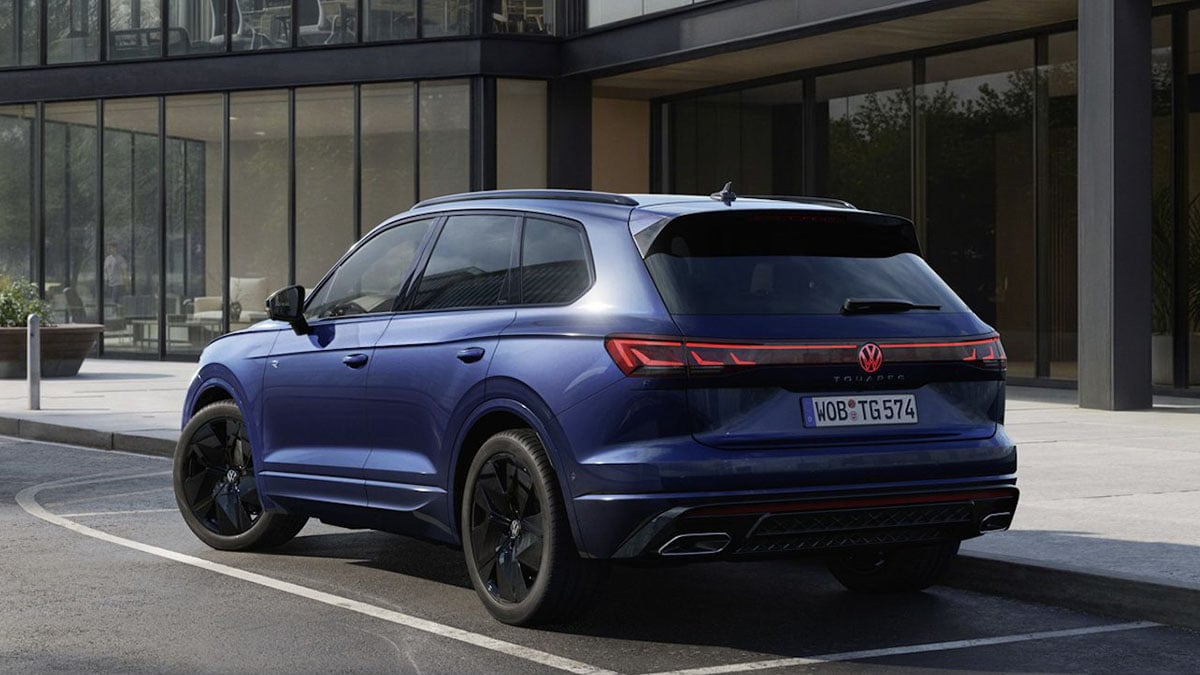 Volkswagen Touareg 2025 vu de l’arrière sur sol meuble, en configuration tout-terrain