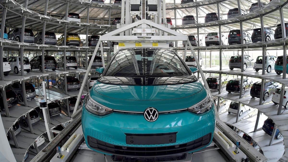 Parking de véhicules neufs immobilisés en attente de composants électroniques  