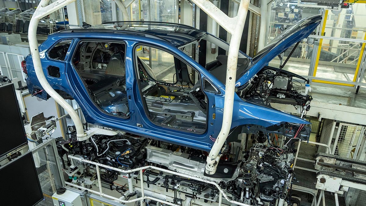 Chaîne de production automobile européenne avec SUV en cours d’assemblage