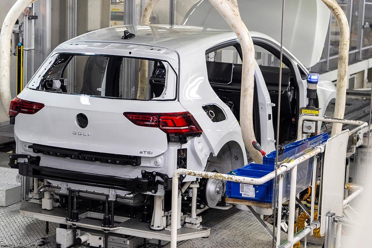 Véhicule partiellement assemblé immobilisé sur ligne de production automobile