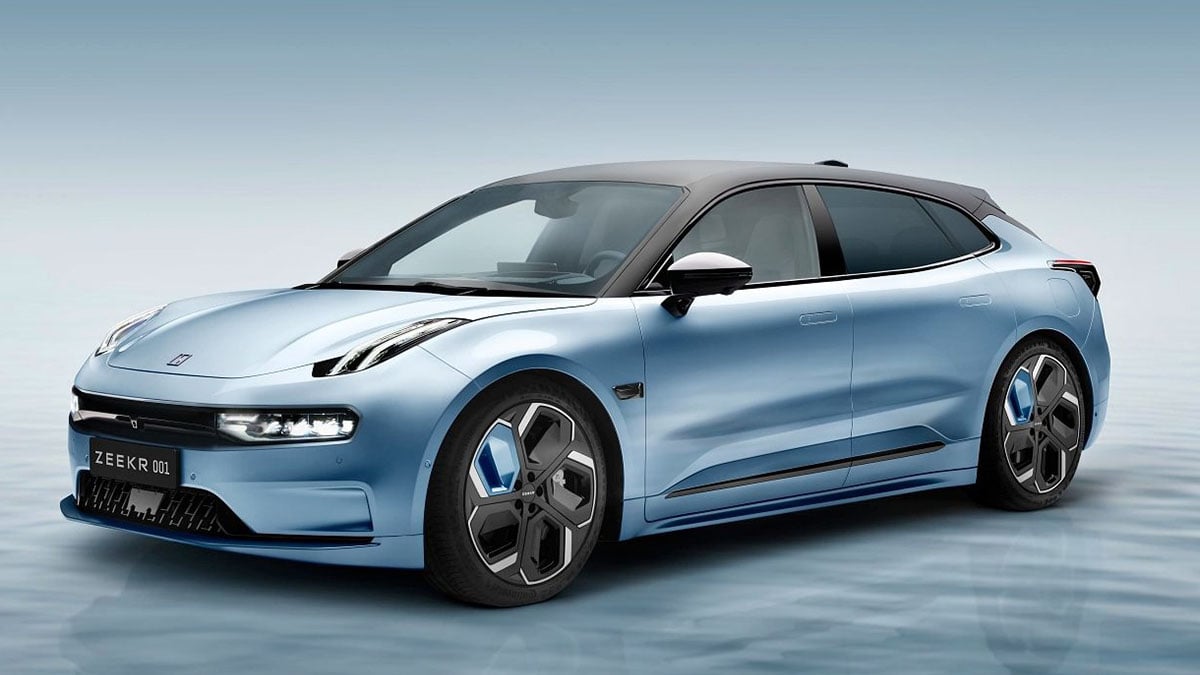 Zeekr 001 électrique 2025 vu de profil sur route, break haut de gamme aux lignes aérodynamiques